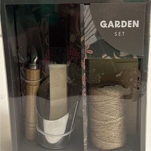 Source Unknown Garden Set with Black and Brown Tools